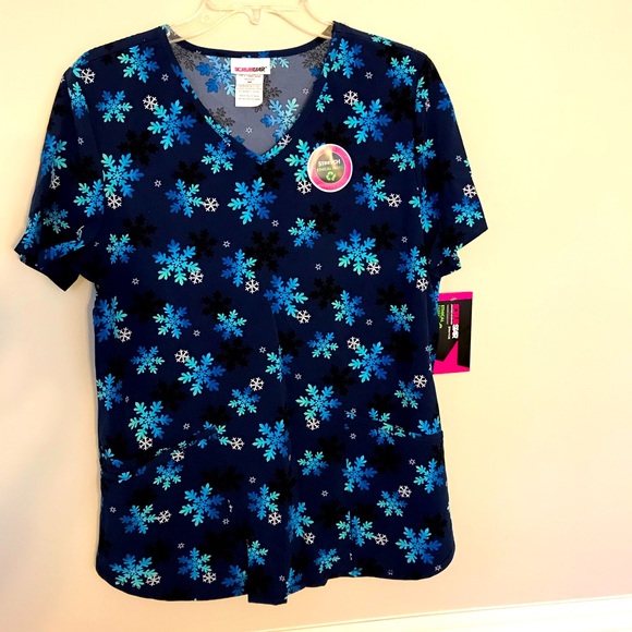 Scrubstar Tops - Plus Size 3XL - V Neck, Short Sleeve 3 pocket. Snowflake Pattern Scrub Top. NWT